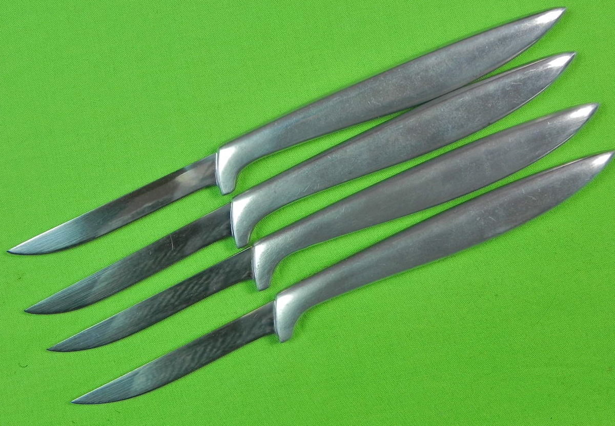 Set of 4 Tel Tru Steak Knives in Original Plastic Box Circa 1950s